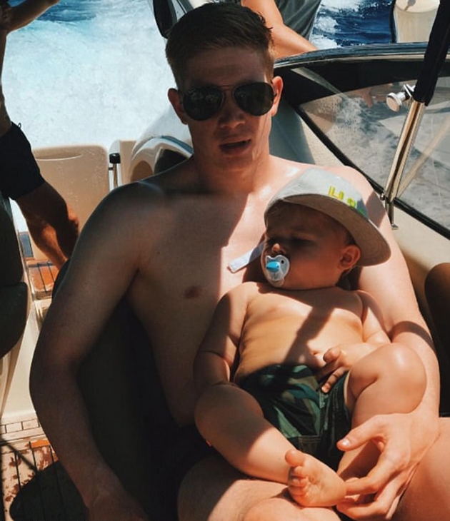 Tiền vệ Man City và con trai một tuổi.