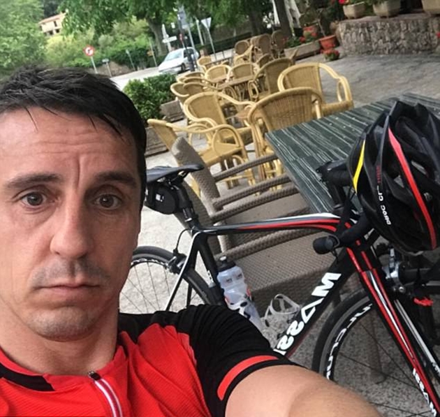 Neville giải trí bằng thú đạp xe.