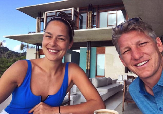 Với Schweinsteiger, đá bóng giờ chỉ là phụ.