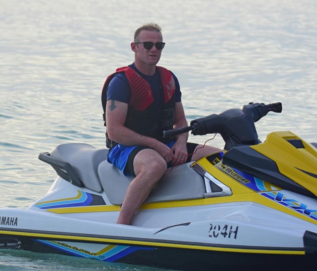 Xả strees với trò đua cano.