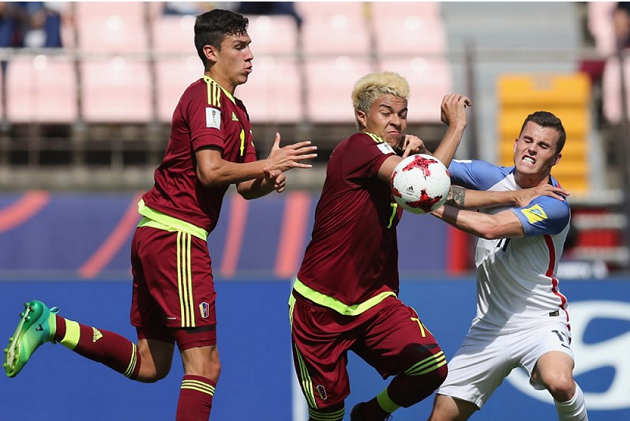 Sang hiệp phụ, ngôi sao Penaranda của đội bóng Nam Mỹ đệm bóng cận thành mở tỉ số cho trận đấu.