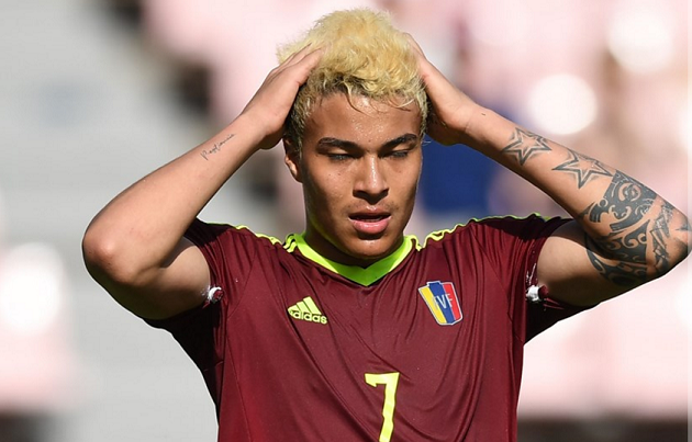 Xà ngang hai lần cứu thua cho U20 Mỹ.