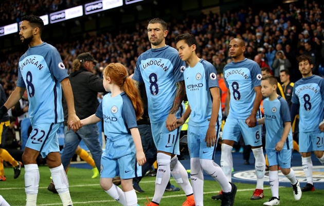 Man City tri ân Guendogan.