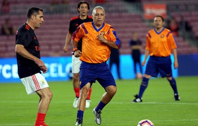 Với thân hình ục ịch thế này, ông vẫn có thể chơi được 40 phút.