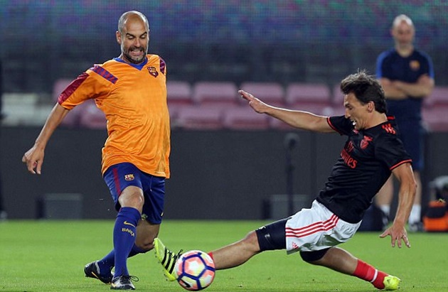 Pep trổ tài chuyền bóng.