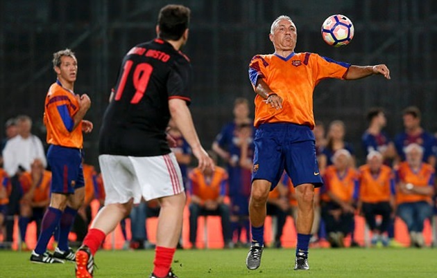 Người giữ bóng là Hristo Stoichkov - huyền thoại Bulgaria.