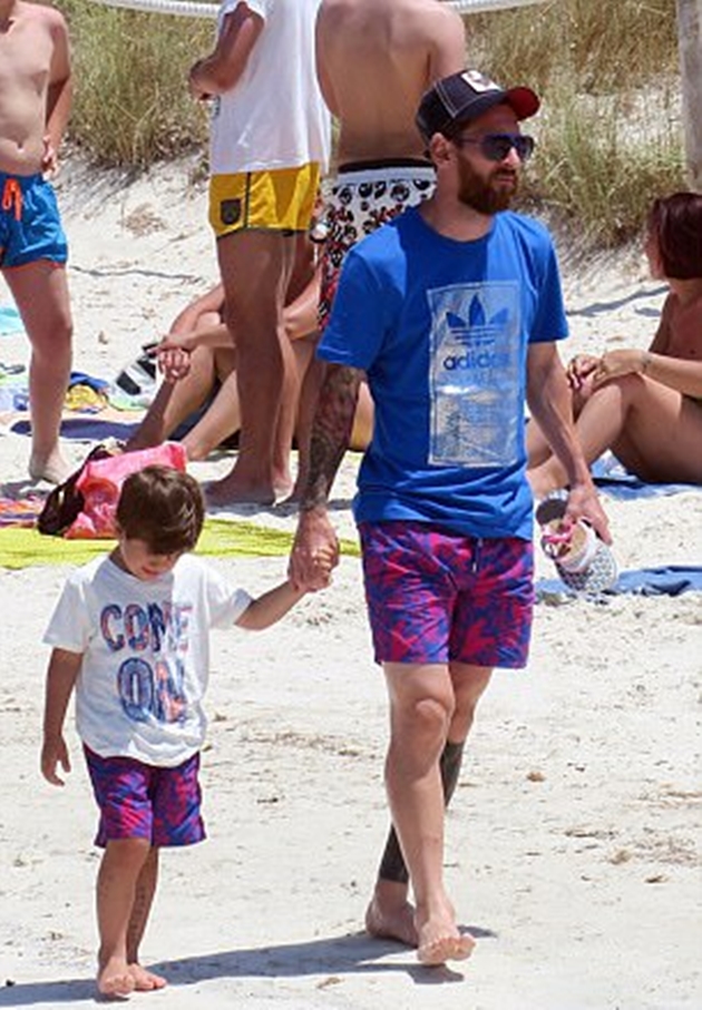 Messi và con trai Thiago đi dạo.