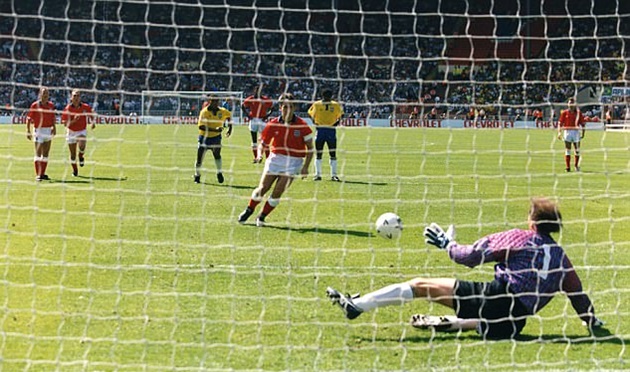 Huyền thoại Lineker cũng từng bỏ lỡ bàn thắng 49 cho đội tuyển vào năm 1992 khi không thể chiến thắng thủ môn Brazil.