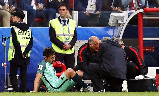 Đen cho Bồ Đào Nha, Raphael Guerreiro gặp phải chấn thương.