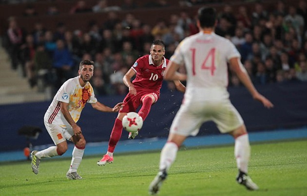 Gaćinović của U21 Serbia tung một cú sút hiếm hoi về phía khung thành đối thủ.