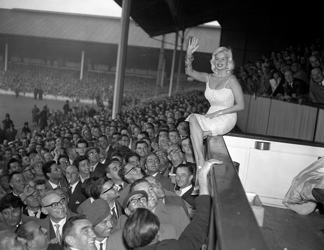 Ngôi sao Hollywood Jayne Mansfield đến thăm Gà trống vào năm 1959.