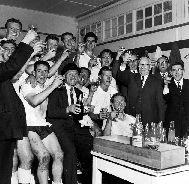 Đội bóng ăn mừng chức vô địch First Division 1961.