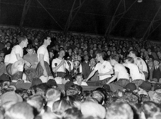 Đội trưởng Danny Blanchflower nâng cao chiếc cúp League Championship.