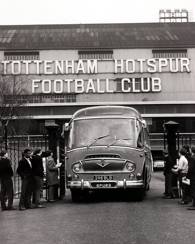 Chiếc xe bus đi theo đón đội vào năm 1962.