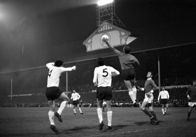 Tottenham đấu với Man Utd vào năm 1968.
