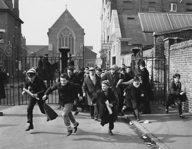 CĐV Gà trống tranh thủ vào sân khi Tottenham đá giải European Cup.