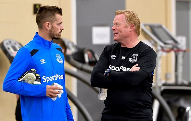 Schneiderlin trò chuyện với Koeman.