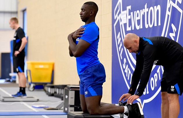 Bác sĩ Howarth đưa những bài tập vật lí trị liệu.