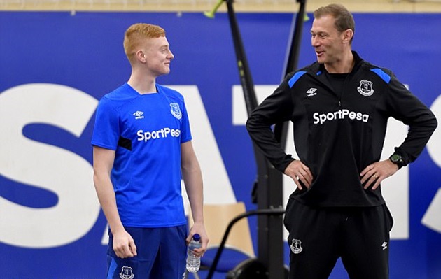 Huyền thoại Duncan Ferguson chia sẻ kinh nghiệm với tài năng trẻ Morgan Feeney