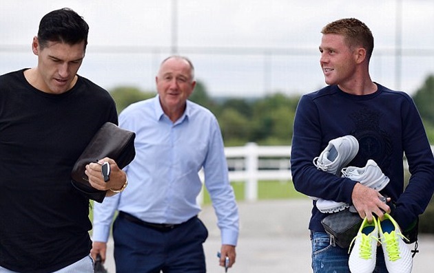 Gareth Barry và James McCarthy sau buổi tập.