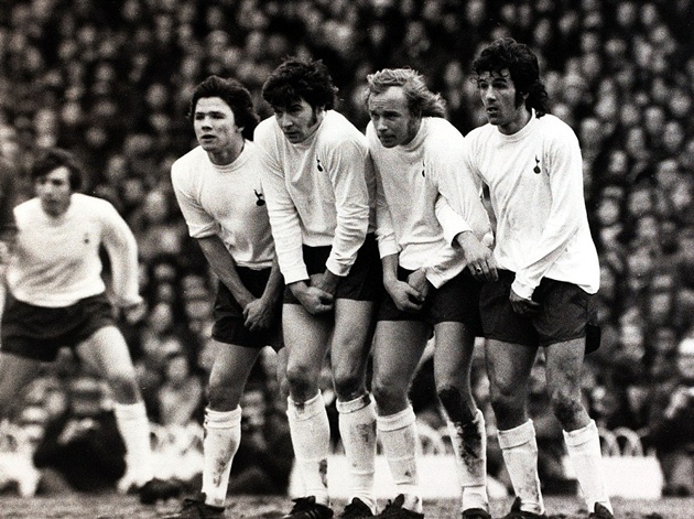 Hàng rào của Gà trống trong trận đấu với Leed cùng năm.