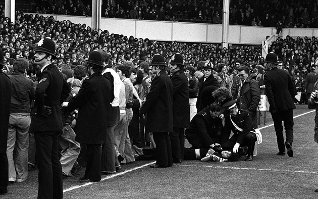 Bác sĩ vào chăm sóc một bệnh nhân năm 1977.