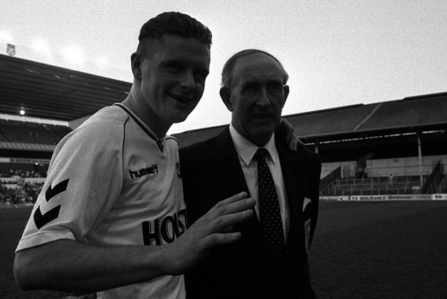 Paul Gascoigne đứng bên cạnh Danny Blanchflower vào tháng 5 năm 1990.