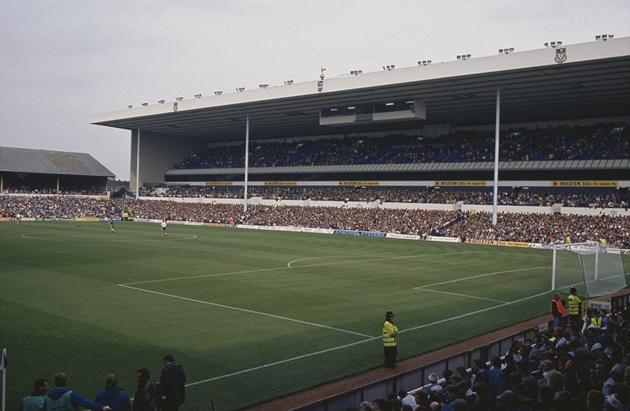 Sân White Hart Lane năm 1990 trong trận tiếp Aston Villa.