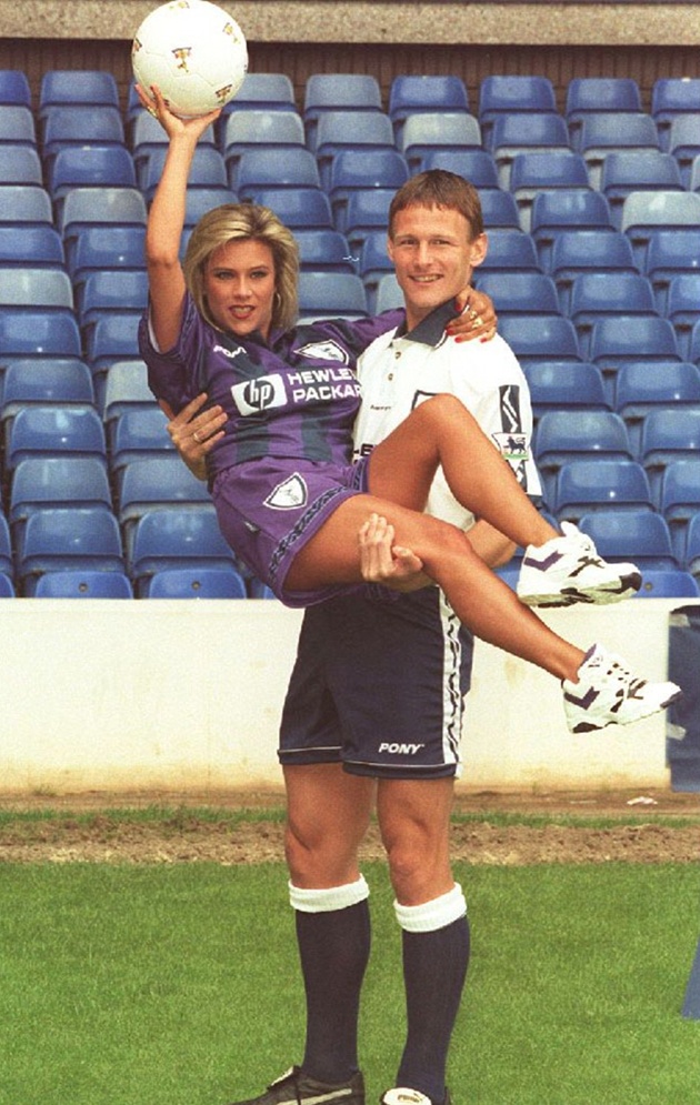 Người mẫu Sam Fox được Teddy Sheringham bế.