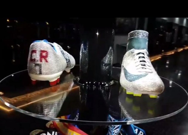 Giày của Ronaldo được trưng ở viện bảo tàng - Bóng Đá