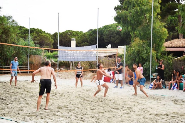 Conte chơi bóng chuyền cũng khá cừ.