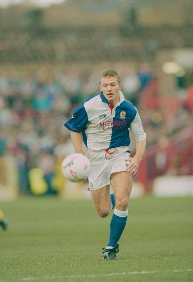 Shearer là một tiền đạo xuất chúng của nước Anh. Trong trận đầu tiên thi đấu cho Blackburn Rovers anh đã nổ súng. Ít ai biết, dó là giây phút huyền thoại của bóng đá thế giới điền tên mình vào lịch sử.