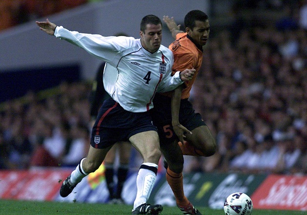 Jamie Carragher và Giovanni van Bronckhorst tranh chấp bóng trong một trận đấu giao hữu trên sân White Hart Lane vào năm 2001.
