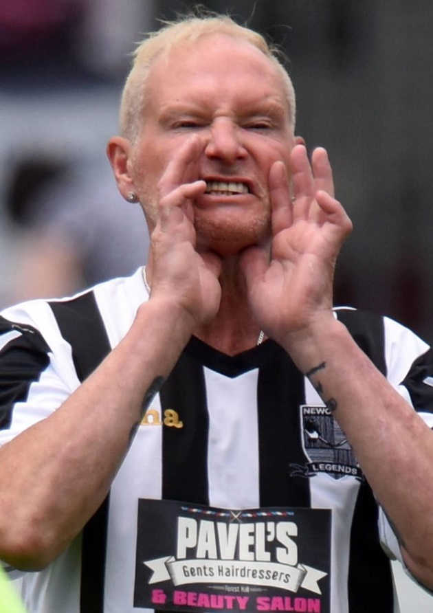 Tuy nhiên, niềm đam mê với trái bóng của Gascoigne vẫn còn đó.