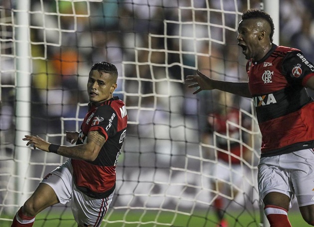 Sau khi Flamengo mở tỉ số, cuộc chiến trên khán đài trở nên căng thẳng.