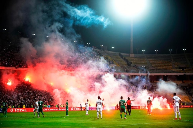 Sự quá khích của CĐV hai bên khiến trận đấu phải tạm hoãn.