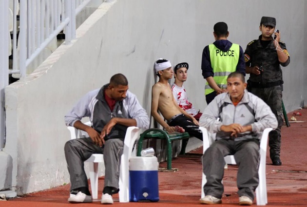 Một CĐV Zamalek bị thương ở đầu.