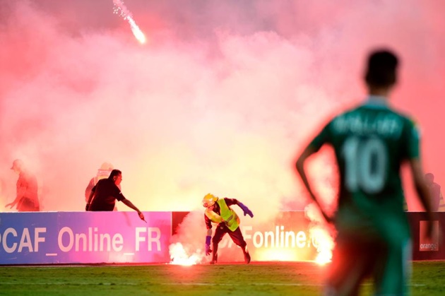 Các nhân viên an ninh thu dọn pháo sáng.