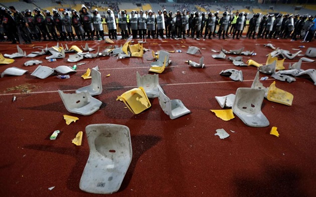 Lực lượng cản sát tuy đông nhưng vẫn bất lực.