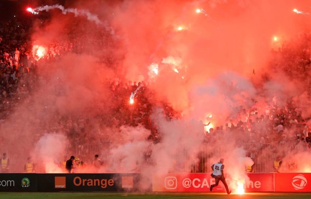 Trận đấu giữa Zamalek và Al-Ahli trong khuôn khổ Champions League (châu Phi) trên SVĐ quốc gia Ai Cập đã trở thành thảm hoa.