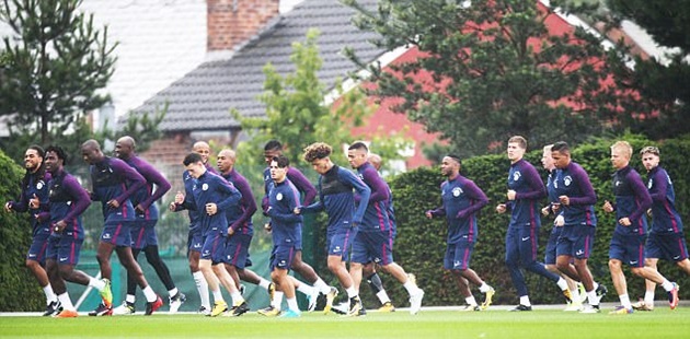 Ở buổi đầu, Pep chỉ cho các cầu thủ tập nhẹ để lấy cảm giác bóng.