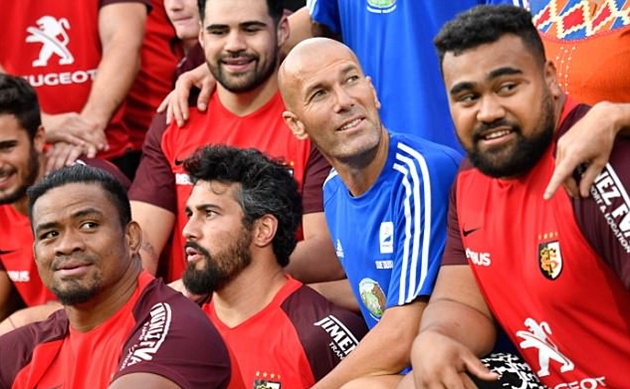 Gần 20 ngàn người đã đến xem Zidane và các đồng đội thi đấu.