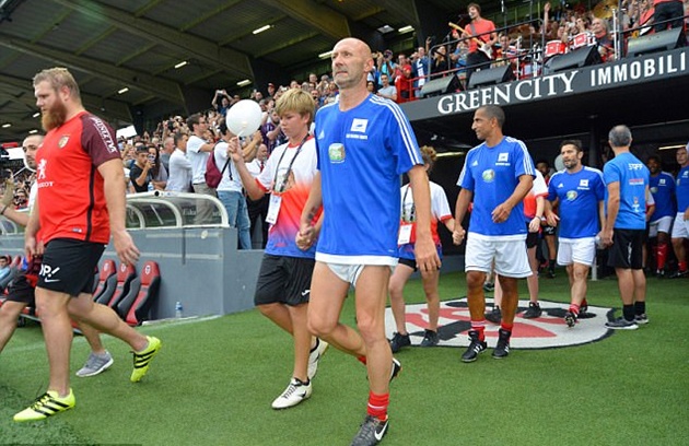 Đây là Fabien Barthez, người gác đền nổi tiếng của Pháp trong những năm 90, đầu 2000.