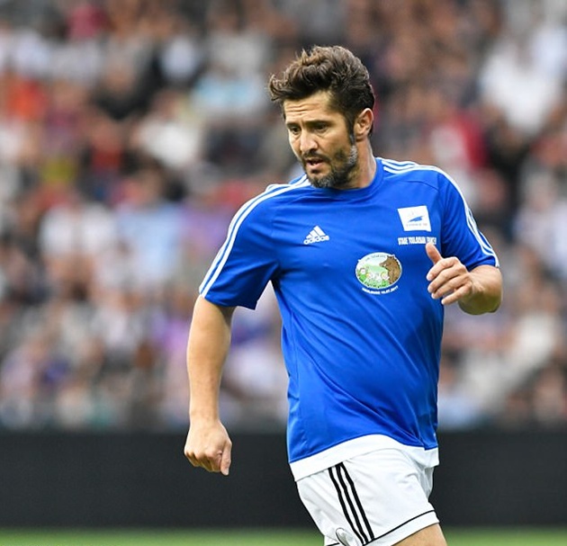 Bixente Lizarazu - hậu vệ trứ danh một thời của Gà trống Gaulois cũng góp mặt. Được biết, trận đấu từ thiện này đã quyên được hơn 300 ngàn bảng.