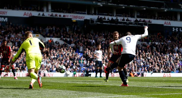 Vincent Janssen là một nỗi thất vọng ghê gớm của người Tottenham. Đóng vai trò chia lửa với Harry Kane nhưng cuối cùng, công việc mà anh giỏi nhất chỉ là ghi bàn trên chấm phạt đền.