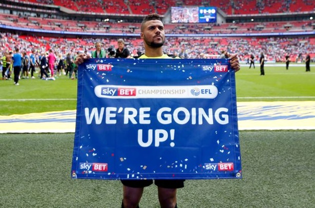Elias Kachunga là cầu thủ khoác áo số 9 của Huddersfield. Tại Championship vừa qua, Kachunga đã đem về cho đội nhà 12 bàn thắng và 2 đường kiến tạo.