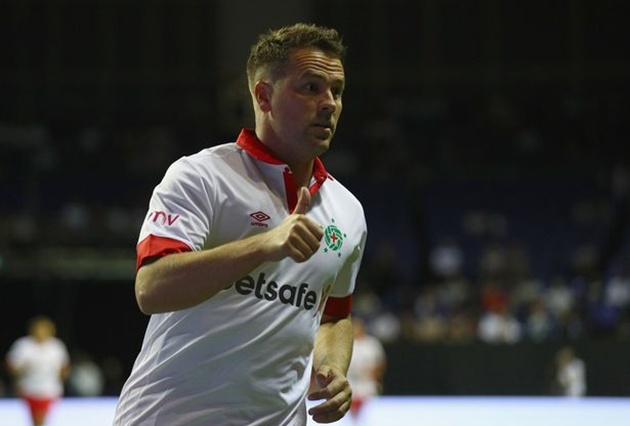 Trong đó, Owen chơi khá nổi bật và ghi được một bàn thắng từ khá sớm. Tuy nhiên, Tây Ban Nha đã lội ngược dòng thành công.