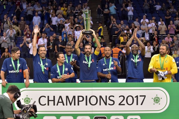 Pires và các đồng đội đăng quang ở giải Star Sixes - Bóng Đá