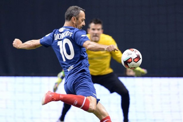 Pires và các đồng đội đăng quang ở giải Star Sixes - Bóng Đá