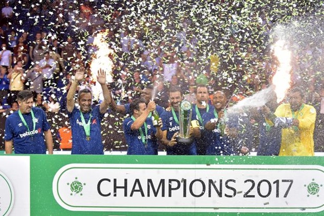 Pires và các đồng đội đăng quang ở giải Star Sixes - Bóng Đá